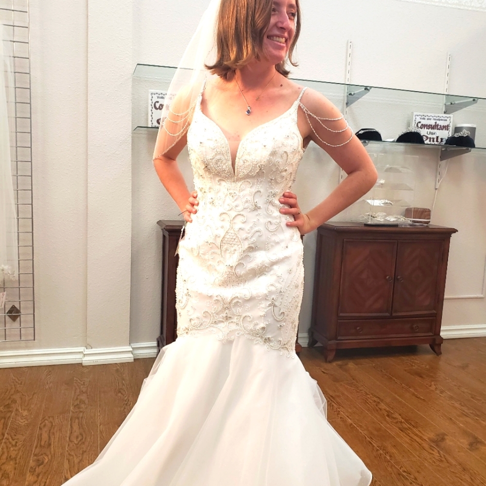 Boutique Wedding Dress, Size 4-6 (street), Size 10 (hanger). Ivory+pearl color.
